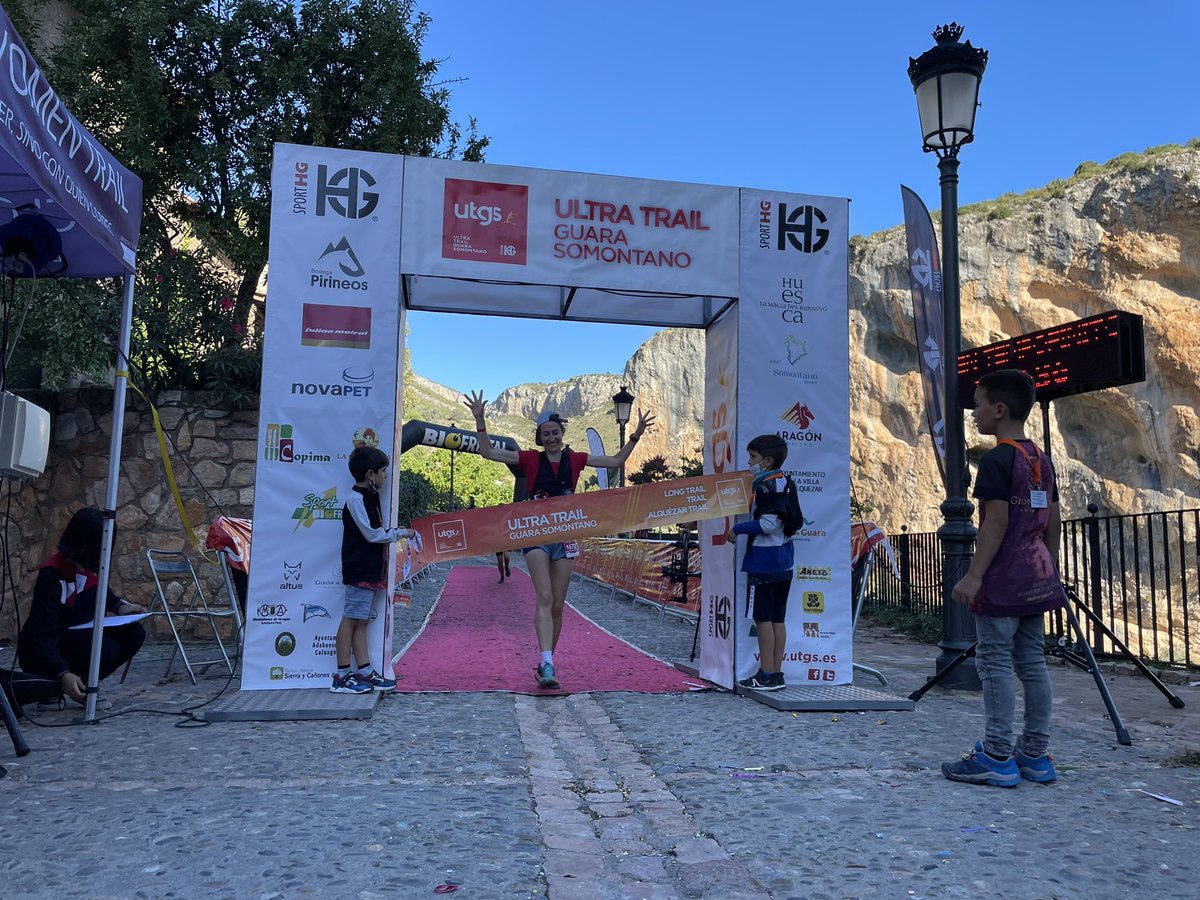 RevistaTrailRun's tweet photo. Y en meta las tres primera corredoras del Trail Alquézar 🏃🏻♀️ @UltraTrailGuara
🥇 Marina ALBESA 1:24:10
🥈 María Teresa SALVADOR 1:27:37
🥉Andrea BARRANCO 1:30:55
#UTGS2021 #trailrunning https://t.co/odVj4SwYyc