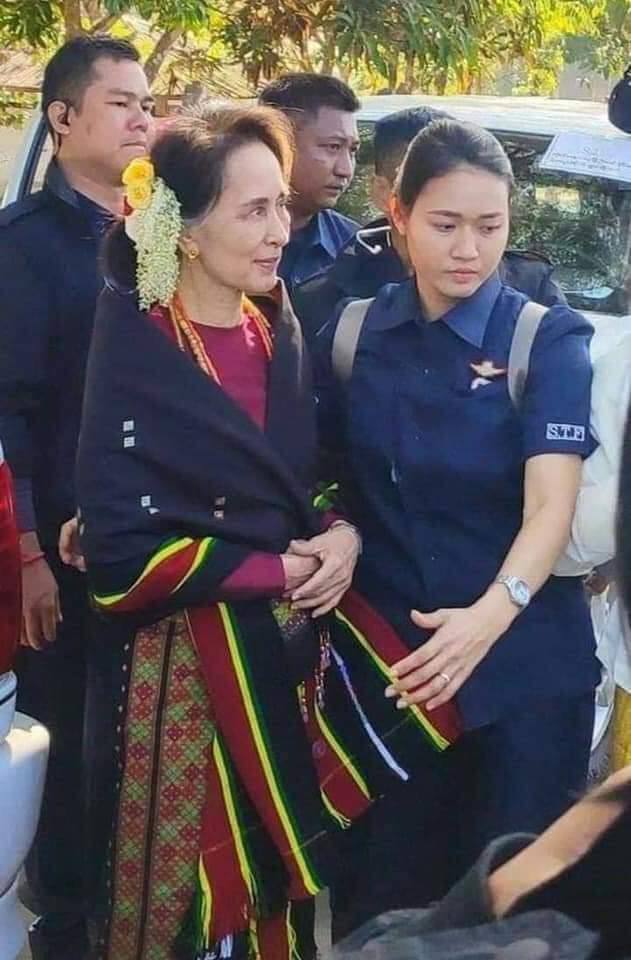 AlexMyanmar13's tweet photo. Ma Cherry Htet, Deputy Police Officer and Body Guard of State Counsellor #DawAungSanSuuKyi, was ABDUCTED by Military Junta on Sep 21.She’s been charged under 505(A) at No 1 Myoma Police Station,#NayPyiDaw.
#WhatsHappeningInMyanmar
#FreezePaymentsToJunta 
#Sep26Coup https://t.co/euMjqo98IU