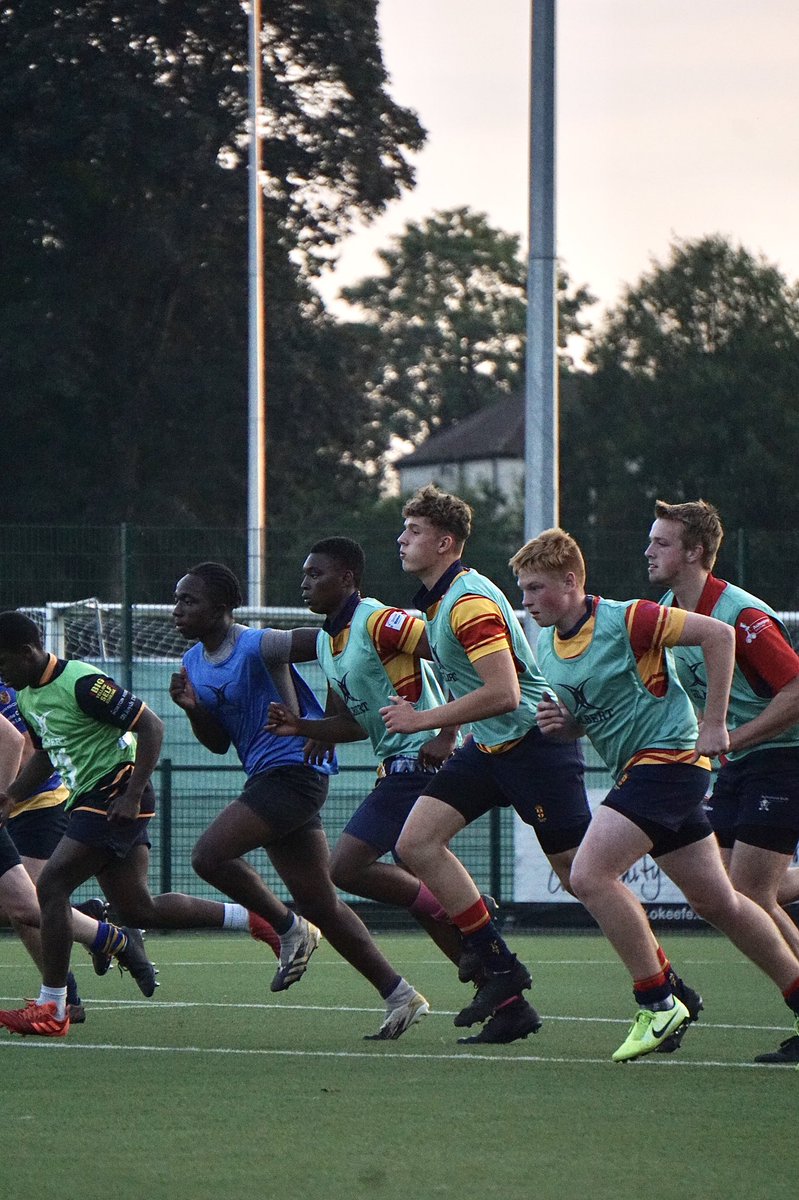 SaracensD's tweet photo. Our U16’s PDG groups are smashing their training block and continuing to work hard & push themselves, all while returning to school and club rugby… now that’s dedication 👊🏼
#rugby #saracens #saracensacademy #StrongerTogether #workrate #dedication #backtoschool #backtorugby https://t.co/mjt91DytPt