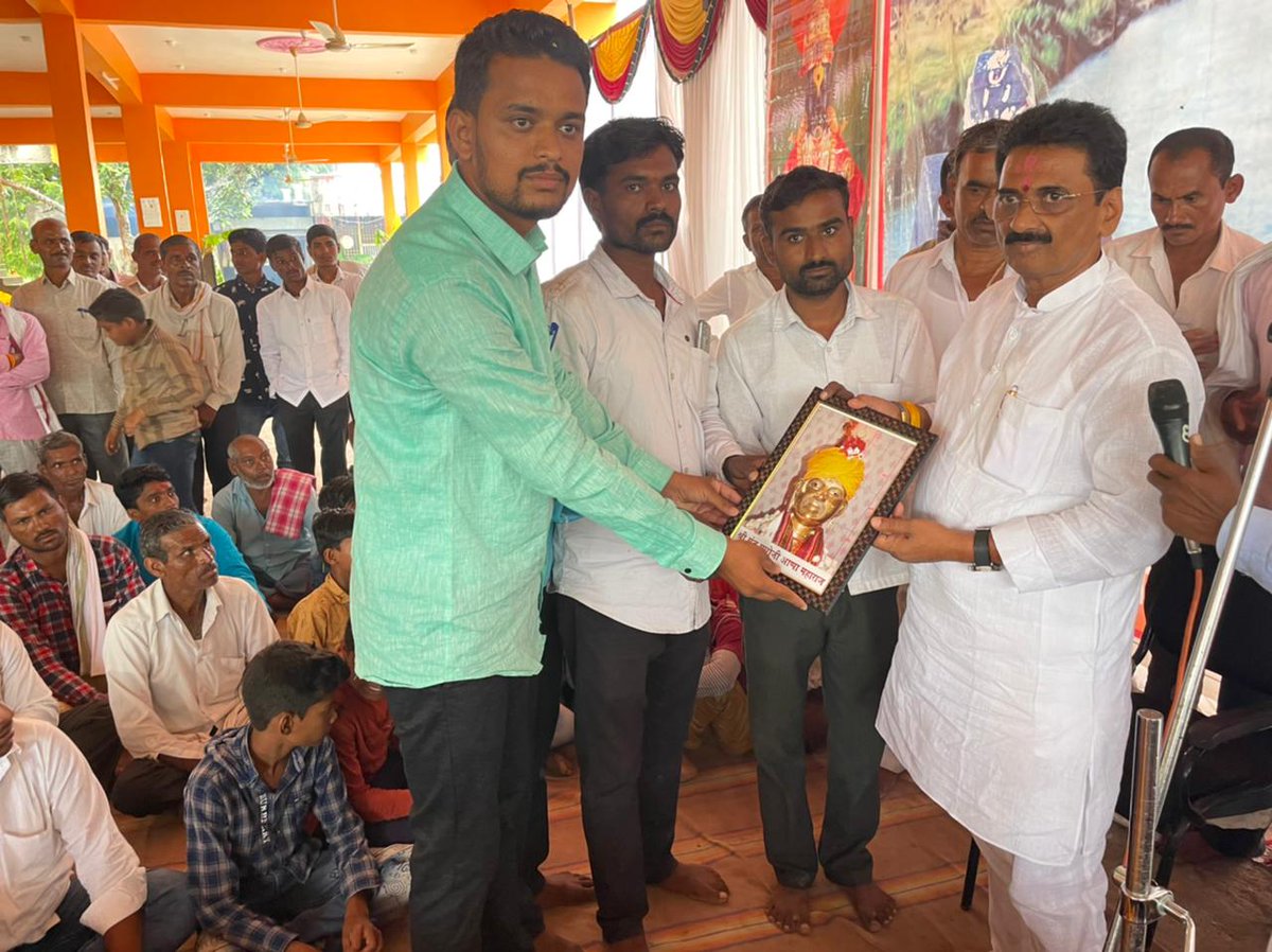 RatnakarGutte1's tweet photo. पूर्णा तालुक्यातील मौजे लिमला येथे श्री ह.भ.प. संत राघोजी आप्पा महाराज यांच्या १८१ व्या पुण्यतिथीनिमित्त सुरू असलेल्या अखंड हरिनाम सप्ताह निमित्त आयोजित कार्यक्रमास उपस्थितीत राहून मी दिलेल्या विकास निधीमधून बांधण्यात आलेल्या सभामंडपाचे लोकार्पण आज केले,
[१/२] https://t.co/ycdaLp485p