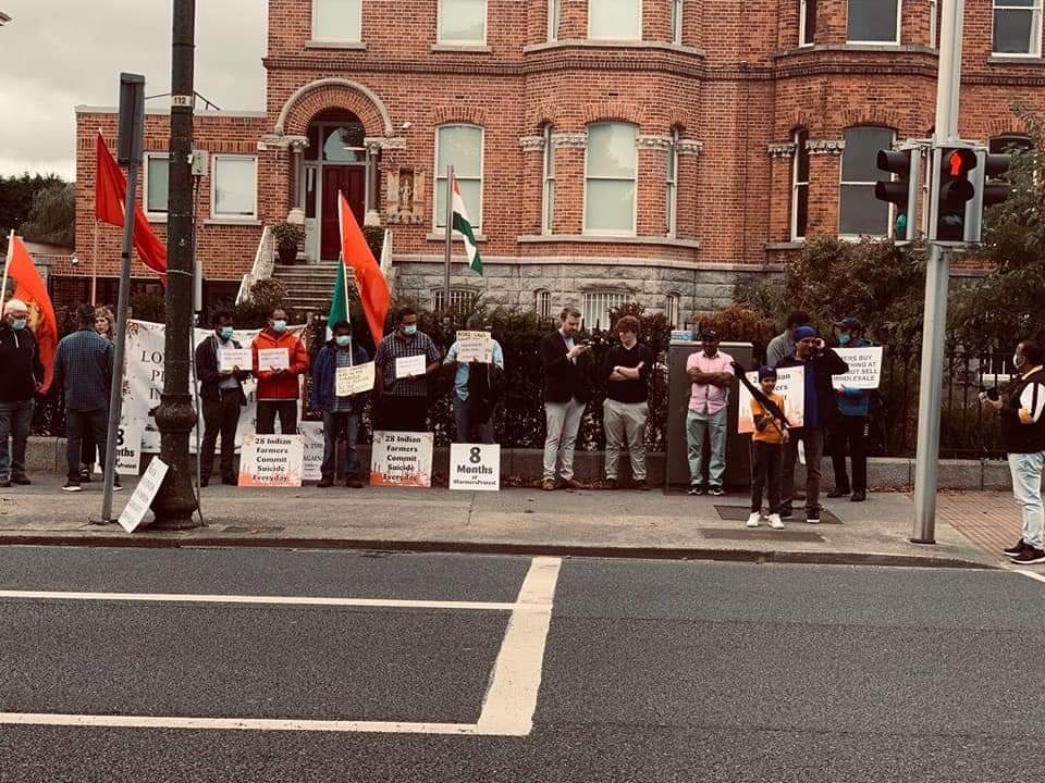 MayukhDuke's tweet photo. Protest in support of the Bharat Bandh at the Indian embassy in Birmingham &amp; Dublin.
#कल_भारत_बंद_होगा #BharatBandh https://t.co/Aiy7lCzXoj
