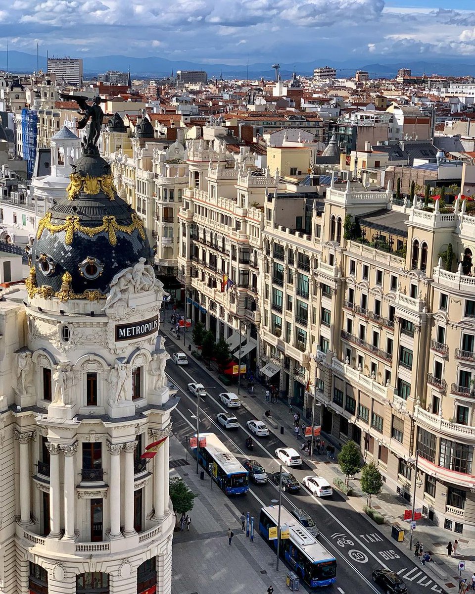 ¡Buenos días #Madrid!
Feliz Domingo 💙
#Madrid #GranViaMadrid
#EdificioMetópolis 
📷 <a href="/mjaponteg/">María José Aponte</a>