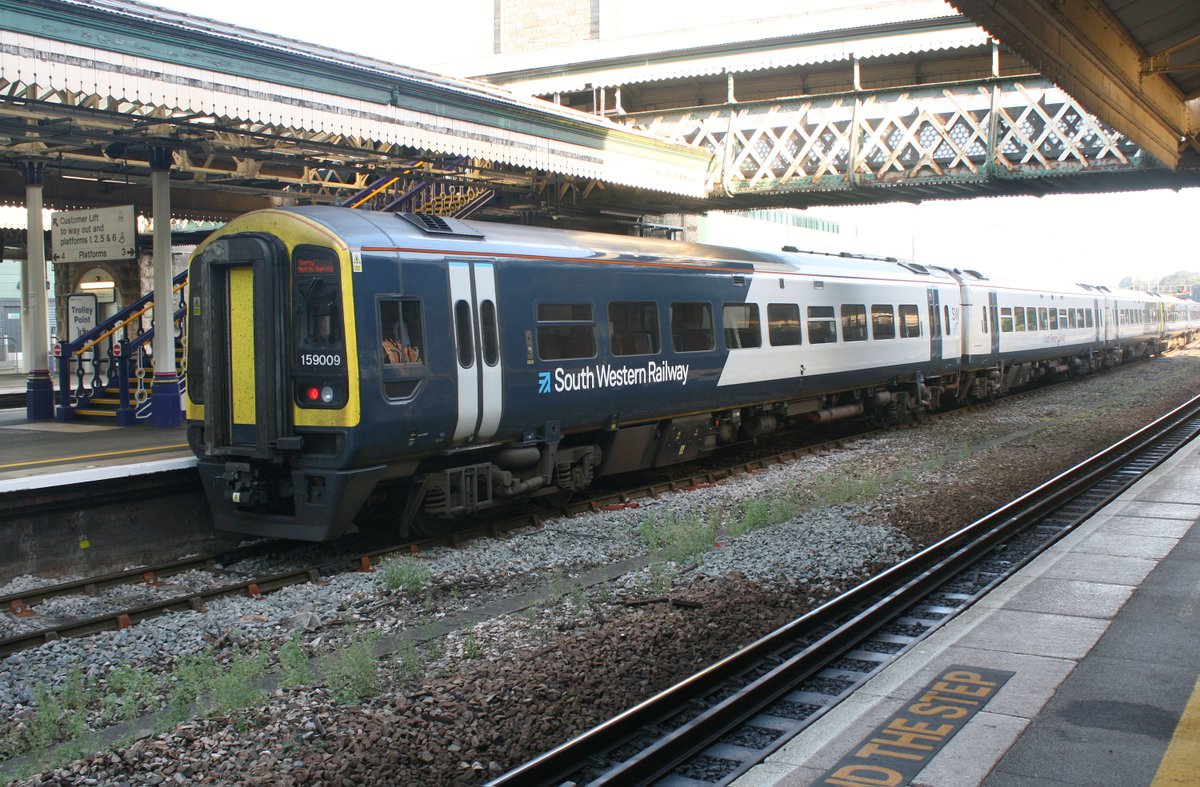 Ranaroth2's tweet image. 159009. South Western Railways green/white livery. Photo: Exeter, 21.09.2021. #SeaWall #Class159 #DMU #DieselMultipleUnit #railway #locomotive #Exeter #Devon