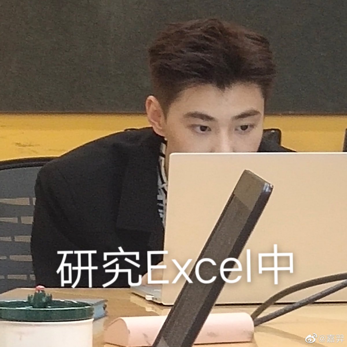 JIAYI_WHITESTAR's tweet photo. 210926 <微博Weibo>
——#嘉羿扫楼 #嘉羿废话体文案 来新浪上班了，从来没在一个公司见过这么多新浪员工

#嘉羿实挑战 #嘉羿 #JIAYI #黄嘉新 #UNINE #MRTYGER #MR钛戈 https://t.co/6LsiVzCAN0