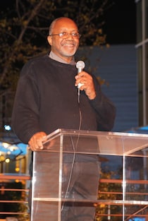 More details on the Washington National Cathedral's new project to replace the two controversial stained glass windows.

washingtonpost.com/entertainment/…