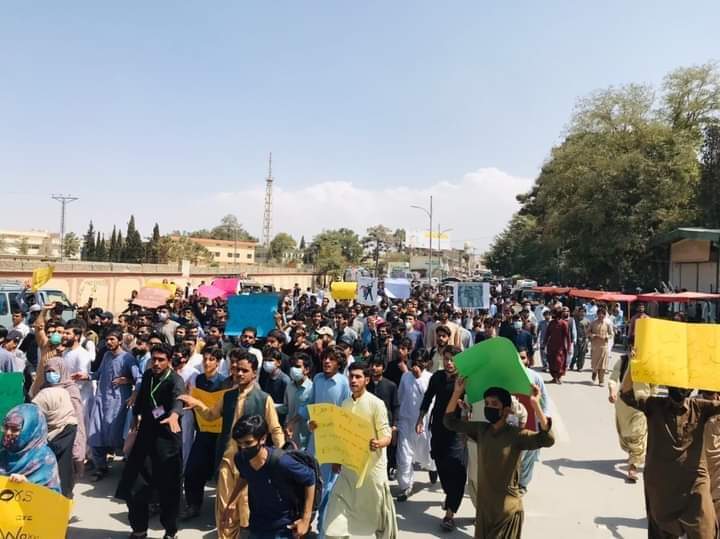 Jamil27418215's tweet photo. #ImranKhantakenotice
#WeRejectPmcMdcatTest2021
#MdcatStudentsAtDChowk https://t.co/fCwJP3f1Bv