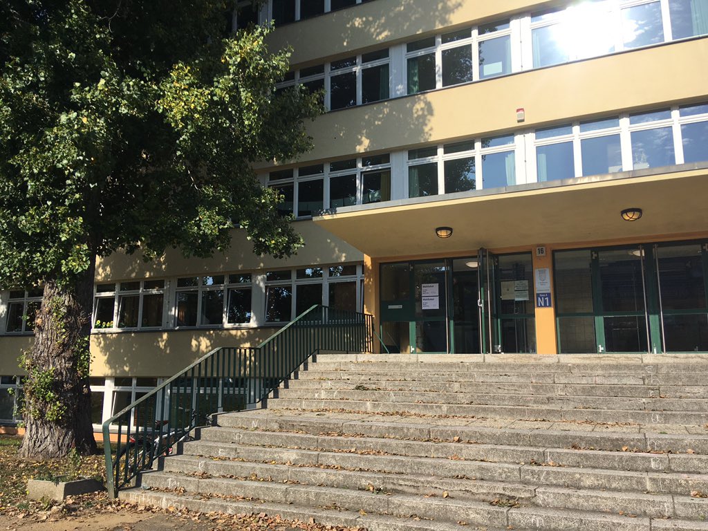 sun8bh's tweet photo. Schönstes Wetter vor dem Wahllokal in der Sonnenblumenschule in Baumschulenweg. Wählen kommen und danach noch ein Abstecher in den Plänti - bester Sonntag! 🌞
Ich bin trotzdem gerne heute drin und helfe bei der #btw21 !
#gehtWaehlen https://t.co/EjcCPbXpLl