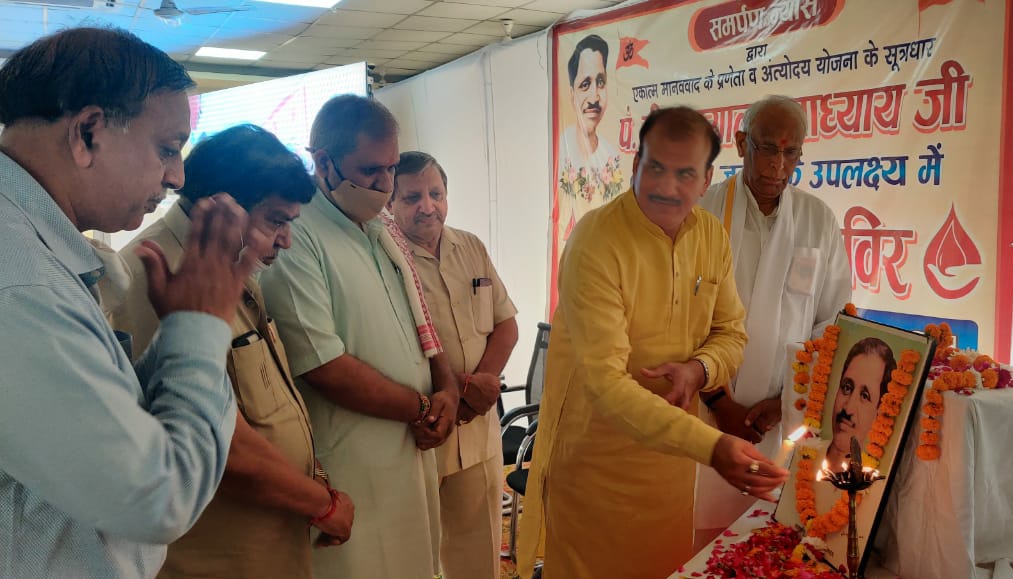 SundeepJoshiBJP's tweet photo. आज रोहतक में पंडित दीन दयाल उपाध्याय जी की 105वी जयंती के उपलक्ष्य में #समर्पणन्यास के तत्वाधान में आयोजित विचार गोष्ठी व रक्तदान शिविर में माननीय माननीय प्रान्त प्रचारक श्री @kumarvijayhry जी , विधानसभा अध्यक्ष श्री @GianChandBjp जी , माननीय संगठन महामंत्री श्री@RavindraRaju19जी https://t.co/Q5QH6Rnj6O