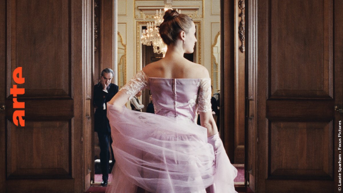 ARTEpro's tweet photo. 🎞 #Cinéma - Sur @ARTEfr le 17.10 dès 20h55 : "Phantom Thread" de Paul Thomas Anderson (There Will Be Blood).
Un monument de raffinement visuel et psychologique, avec #DanielDayLewis et #VickyKrieps.
Notre article ➡ https://t.co/MSHHlm16UC https://t.co/xRfnFt2tmq