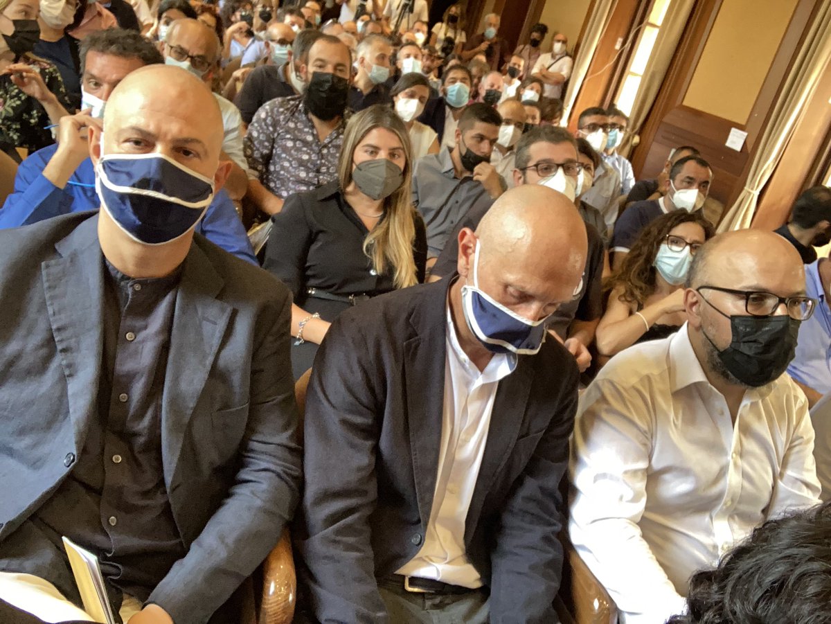 josepalay's tweet image. Desenes de batlles i regidors sards al costat del President Carles Puigdemont @KRLS a Oristany. El reben amb una ovació.