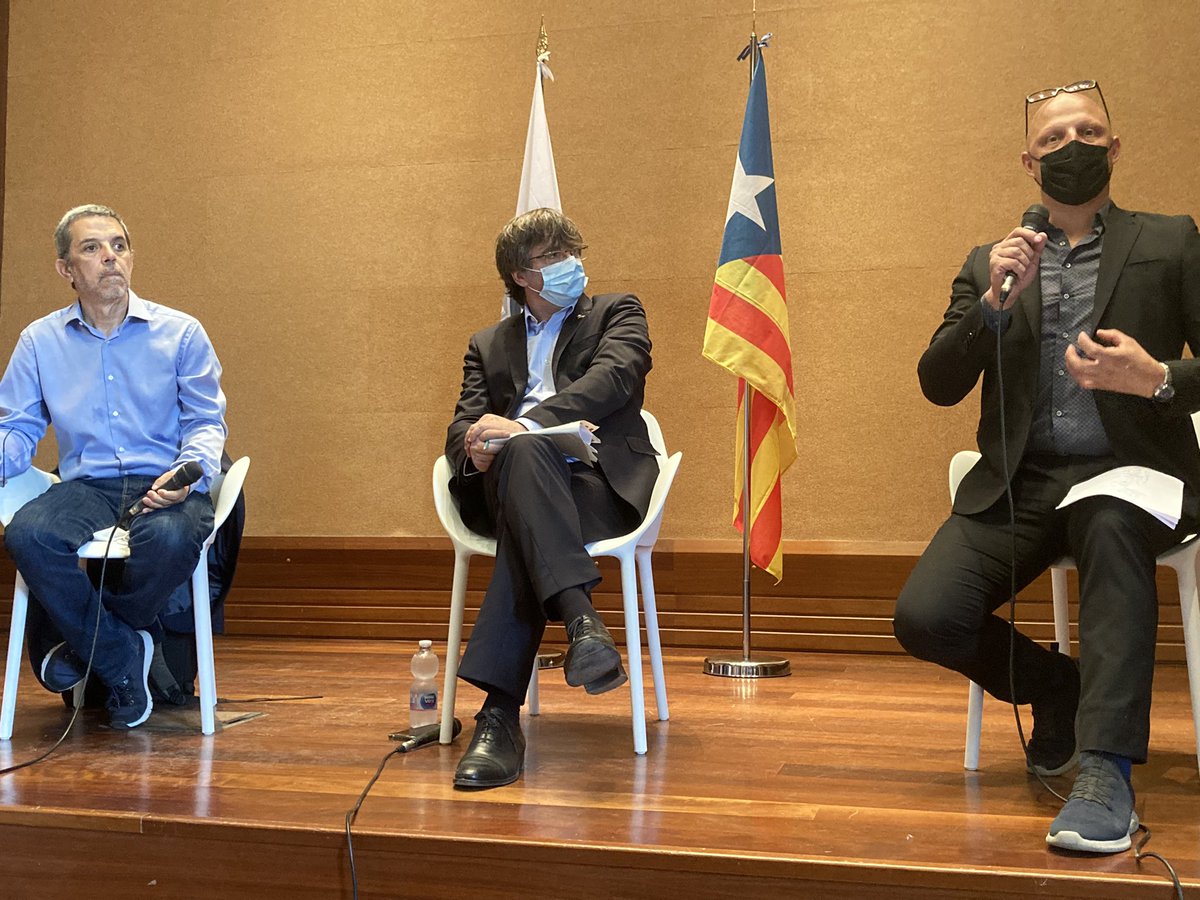 josepalay's tweet image. Desenes de batlles i regidors sards al costat del President Carles Puigdemont @KRLS a Oristany. El reben amb una ovació.