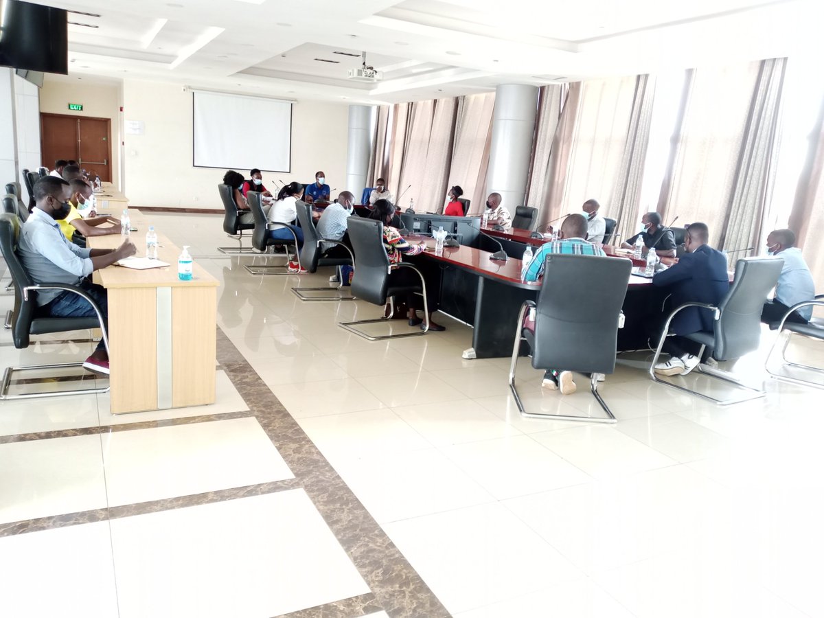 NyarugengeV's tweet photo. Aka kanya Umuhuzabikorwa wa #YouthVolunteers @Nyarugenge @jacques_murego ayoboye inama ngarukakwezi ihuza Komite y'Akarere na Coordinators b'Imirenge.

Ingingo ziganirwaho harimo no gutegura ukwezi kwahariwe ibikorwa by'ubukorerabushake mu rubyiruko kuzatangira taliki ya 1/10. https://t.co/KIT52AuiQL