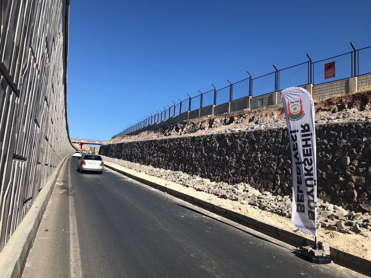 sanliurfabld's tweet photo. Seyrantepe Köprülü Kavşağında yaşanan trafik sıkışıklıklarını önlemek amacıyla ilgili kurumlarla görüşmeler tamamlandı. Yol genişletme ve kavşak düzenleme çalışmalarımıza da bugün itibariyle başladık🚧

Yapılacak düzenlemeyle trafik sıkışıklığının önüne geçmeyi planlıyoruz. https://t.co/TO1CkDwxCJ