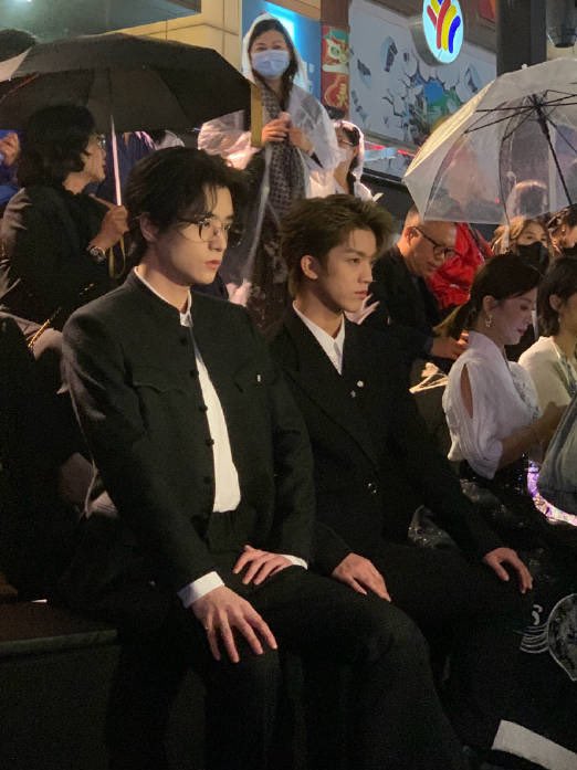 forxiaoci's tweet photo. How do i have a straight beautiful posture like them https://t.co/Ipx2BNriWy