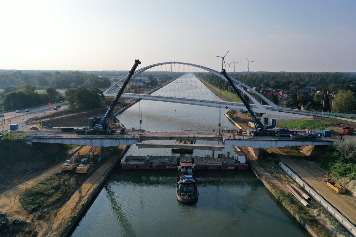 De oude kanaalbrug in <a href="/stadBeringen/">stad Beringen</a> is niet meer! De oude brug, waar vorige maand nog verkeer overheen reed,  is vandaag volledig gesloopt. #viatalbert #FrankiConstruct #Aelterman <a href="/swecobelgium/">Sweco Belgium</a> <a href="/ArcadisBelgie/">Arcadis België</a> <a href="/WillemenGroep/">Willemen Groep</a> <a href="/HyeNV_/">HYE NV</a> <a href="/Sarens/">Sarens</a> #baldewijns #Europa #CEFTransport