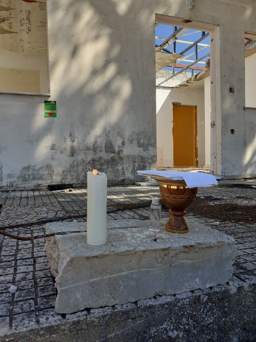 EinsiedelStefan's tweet photo. Während Deutschland auf die Wahlergebnisse wartet, haben heute einige junge @jesuiten und Wissenschaftler der @hfph_muc im abgebrannten Lager Moria die Sonntagsmesse gefeiert. In Gedanken bei den Vergessenen #LessonsfromLesvos https://t.co/6dOWLRgHPi