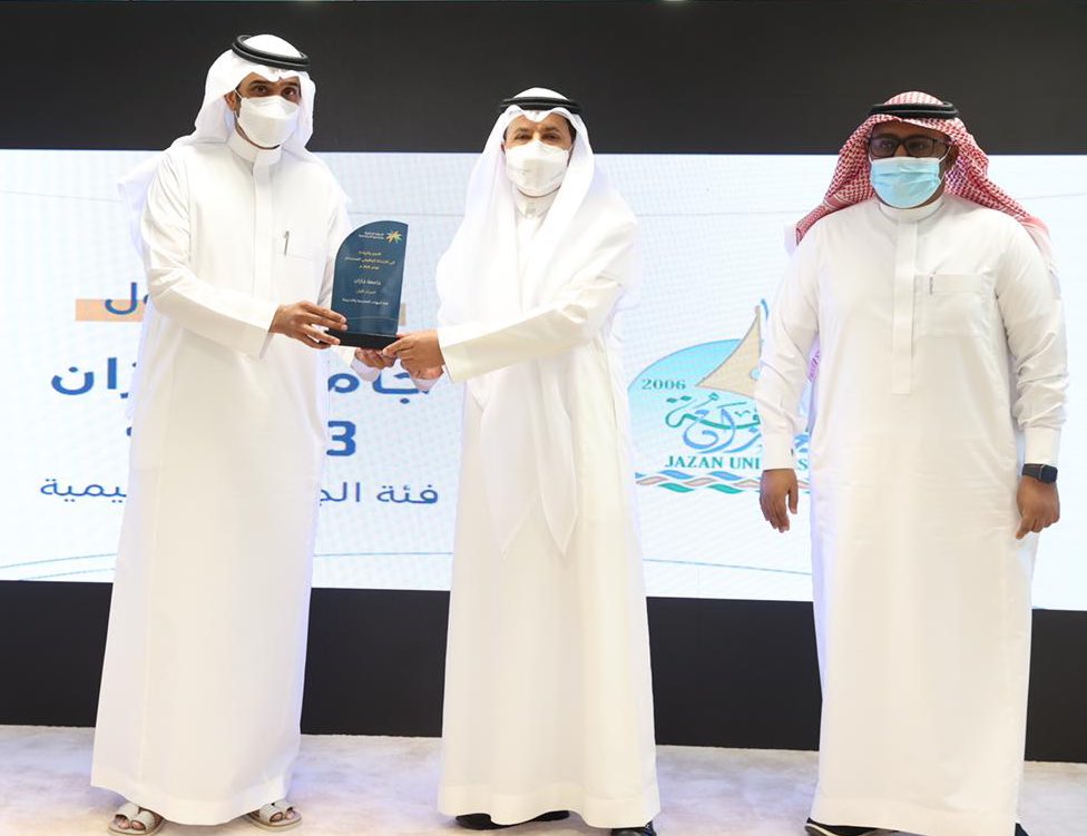 وزير "الموارد البشرية" المهندس أحمد الراجحي يسلم معالي رئيس الجامعة #مرعي_القحطاني جائزة المركز الأول في نسبة #الارتباط_الوظيفي على مستوى الجهات التعليمية والتدريبية.
#جامعة_جازان. 
المزيد في سبق| 
mobile.sabq.org/BPJQwg