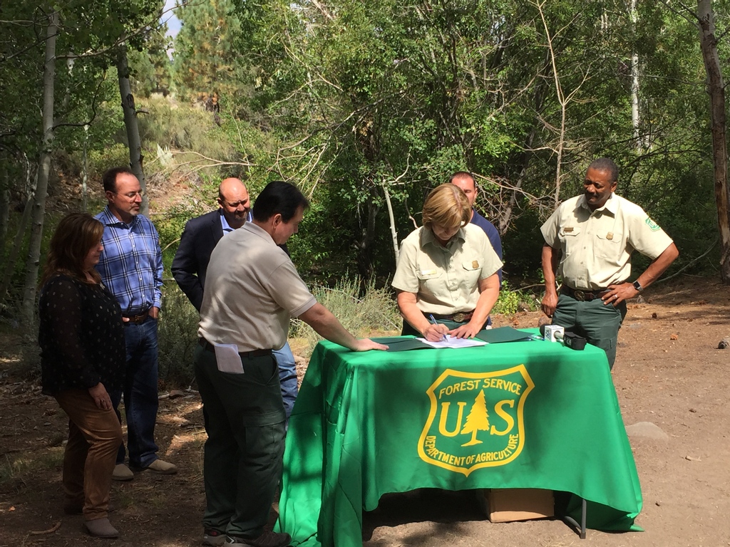 usfs_r4's tweet photo. The @forestservice has over a century of experience in managing forests and grasslands sustainably and for multiple uses. Like a #GoodNeighbor, the agency assists states and private forest landowners in sustainable forest management. https://t.co/9tvJtboEqg  #CaringForLand https://t.co/U3nqziihNq
