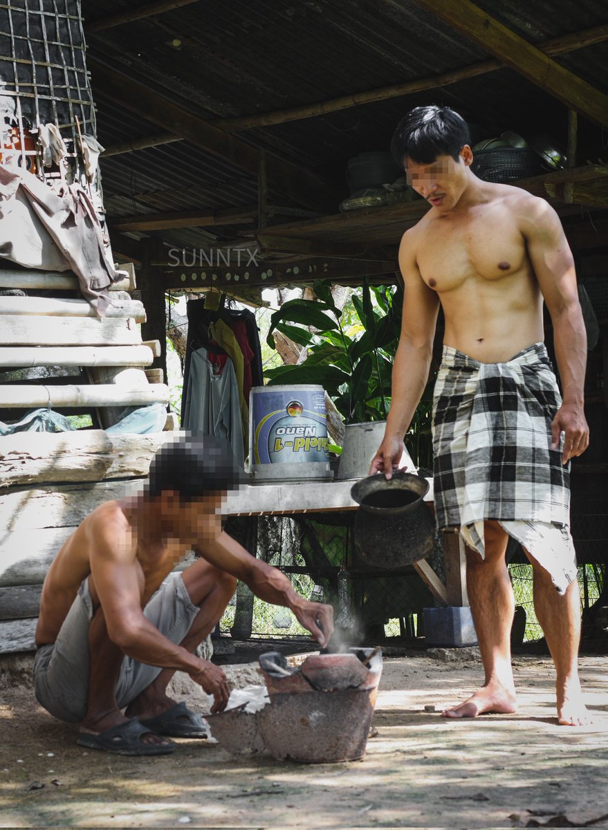 SunmayYo2's tweet image. ลูกก็ถือผ้าทอที่แม่ให้
เป็นเยื่อใยไหมและแม่ที่กล้าหาญ
ผ้าทั้งผืนมีชีวิตจิตวิญญาณ
ถักประสานสอดสร้างอย่างแยบยล

จากเนื้อเพลงไหมแท้ที่แม่ทอ

ผ้าขาวม้าฝ้ายเข็นมือยายทอไว้ตั้งแต่แกยังสาว ผืนนี้อายุราวๆสัก60ปีได้ ผ้าเปื่อยหมดแล้วแต่หยิบมาใส่เรื่องราว ใส่ชีวิตให้มันใหม่ขาดไปหลายแผลเลย