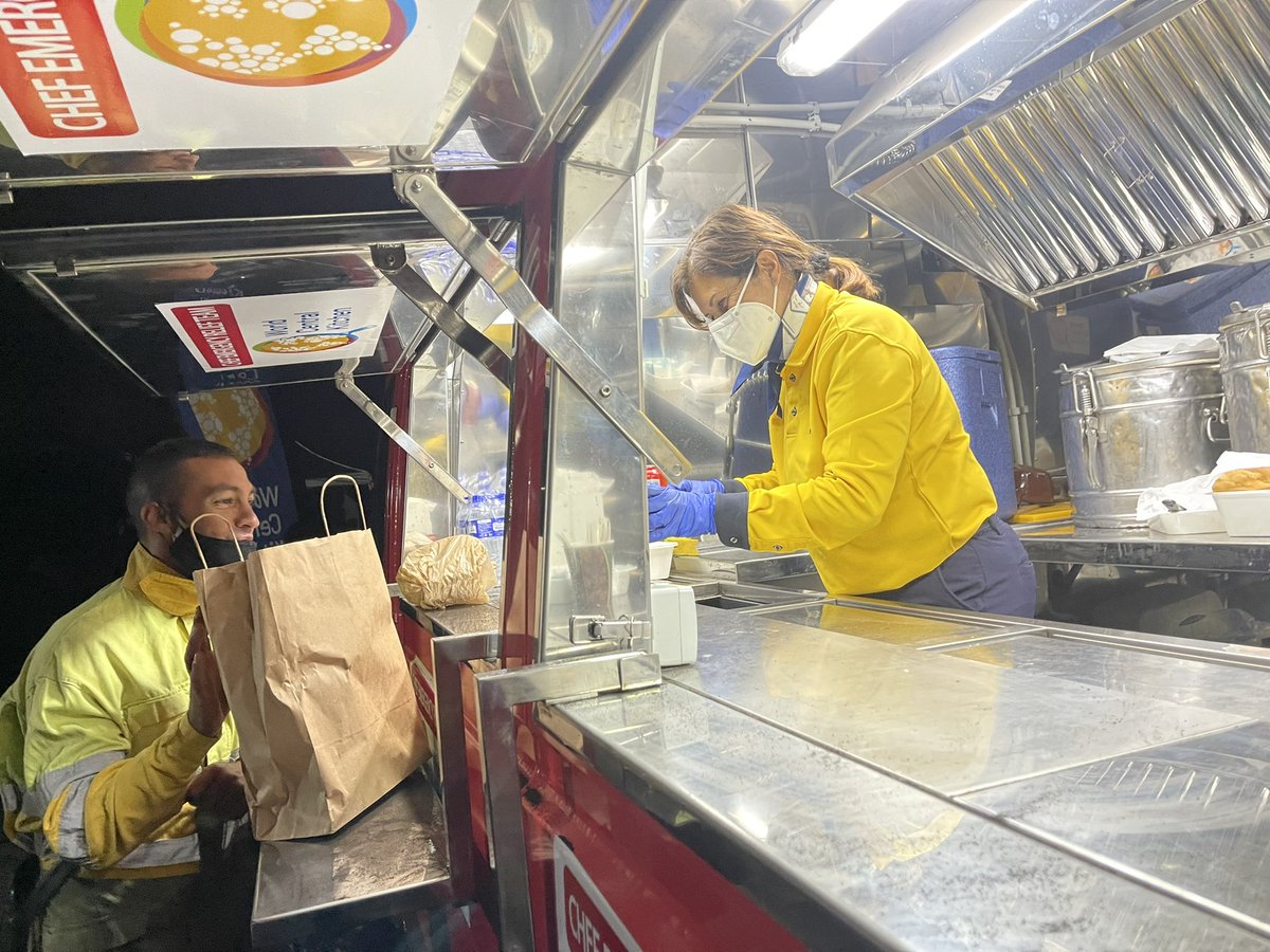 Haidy Pérez y Jose Carlos Hidalgo de @correos son dos Canarios de los tantos voluntarios ayudando en La Palma! Gente como ellos han tenido guardias 24/7 en el centro de emergencias….La dedicación de la gente es digna de mención! @WCKitchen #ChefsForLaPalma #VolcanoCumbreVieja