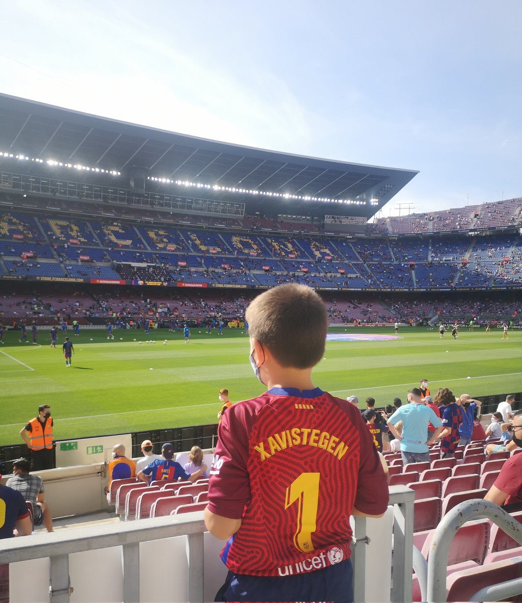 Chuaskys's tweet photo. La ilusión de volver a ver a su jugador favorito @mterstegen1 #portero #porterazo #XaviStegen @FCBarcelona_cat https://t.co/brZBeZ1obZ