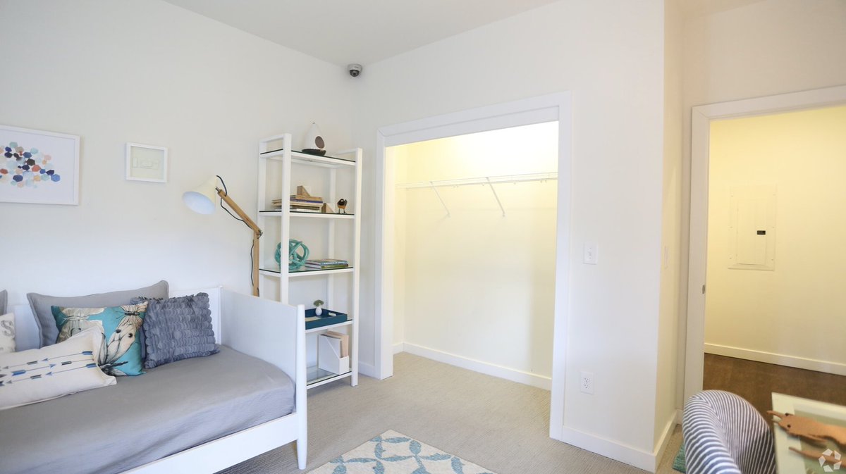 Break out the extra blankets and warmer comforters from your spacious closet! Fall is finally here! 🍁🍂