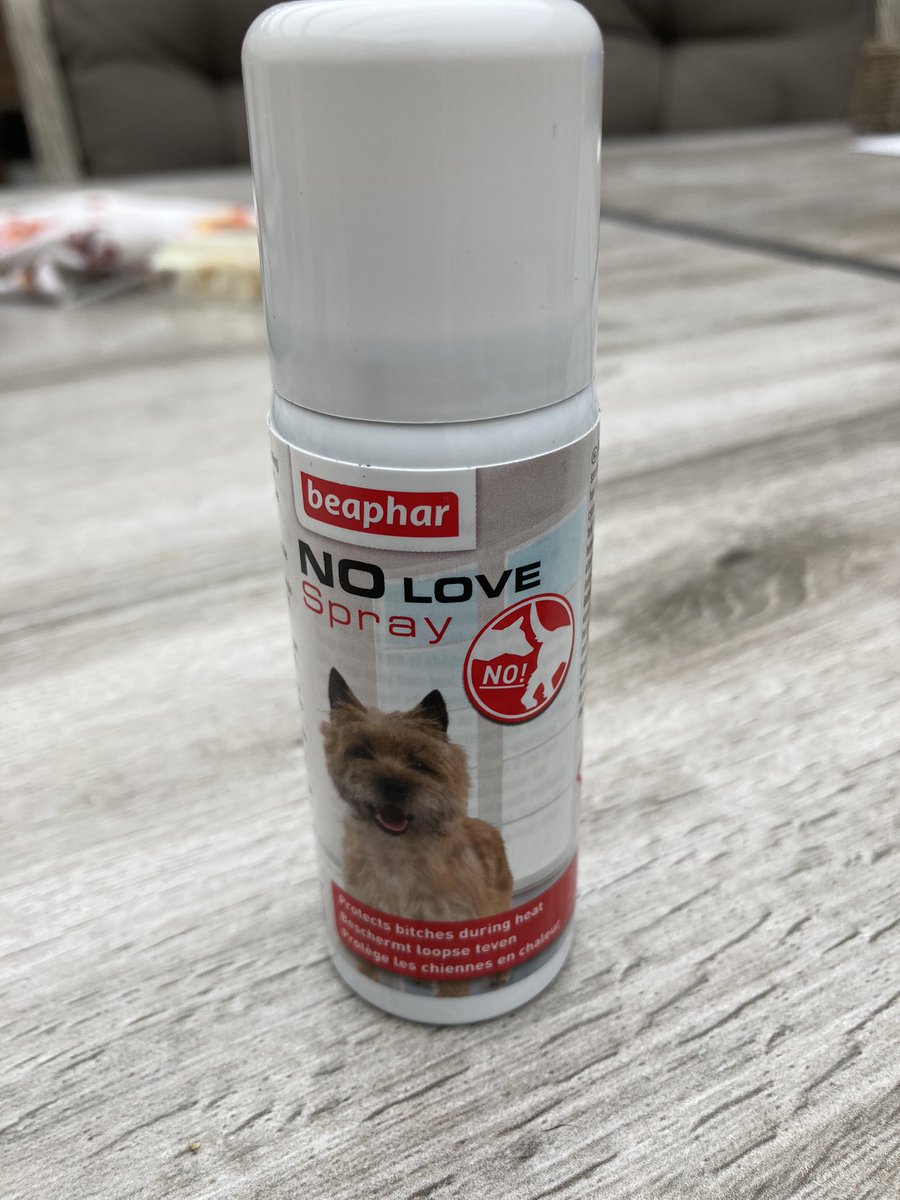 JH_Wijchen's tweet photo. Hebben ze dit ook voor mensen? Ik word zo dood moe van al die vrouwen die achter mij aan zitten… Dames, ik ben bezet! #nolovespray #beaphar https://t.co/7Oj9pkEXld