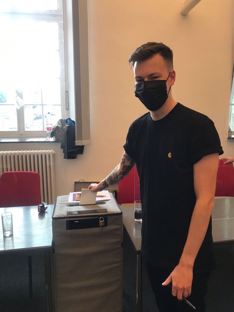 Noch nicht gewählt? Dann tut es uns gleich und ab ins Wahllokal! 😊
Nur mit <a href="/dieLinke/">Die Linke</a> gibt es 1.200 Euro Mindestsicherung, 13 Euro Mindestlohn, Mietendeckel, Kohleausstieg bis 2030 und garantiert keine Koalition mit der CDU. 💪🏼

#btw21 #linke