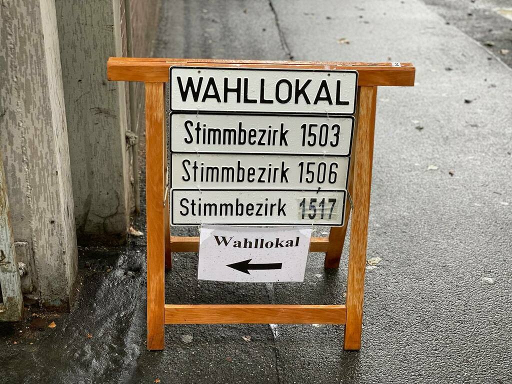 Voted. #federalparliament #elections #bundestagswahl2021. Es ist ein Privileg, an freien, gleichen geheimen Wahlen teilzunehmen und über die Zusammensetzung der Legislative zu bestimmen. Da kann man sich auch mal vom Sofa aufmachen und durch den Regen zu… instagr.am/p/CUSYbEwsZic/