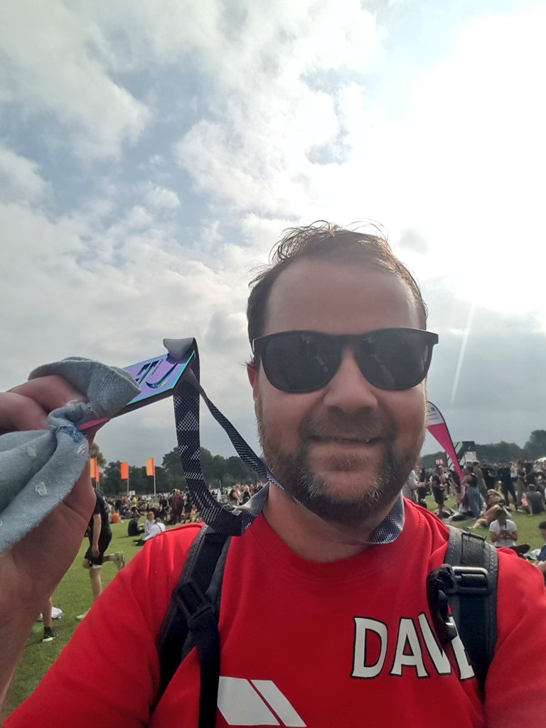 Great atmosphere at the Hackney Half Marathon this morning. Struggled a bit with the heat but @ms_pussy_willow gave me one of her much sought after sweaty socks to put in my back pocket for inspiration and it got me through! 🏅🔥😂