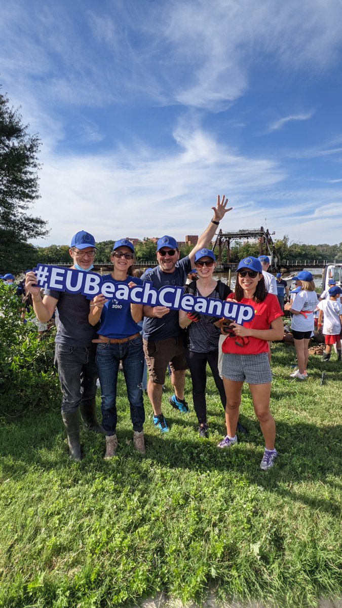 peacenick3's tweet photo. #EUBeachCleanup yesterday in #washington #Anacostia river https://t.co/91Xm2fMkUA
