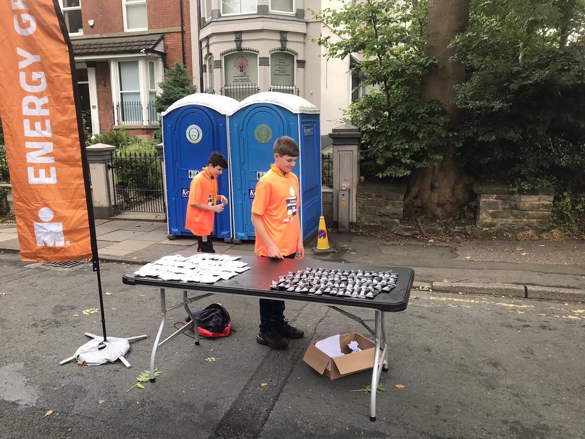 7thRamsbottom's tweet photo. #scouts and parents assisting with the aid station for the Bolton Ironman #skillsforlife https://t.co/k7bx87x6GV