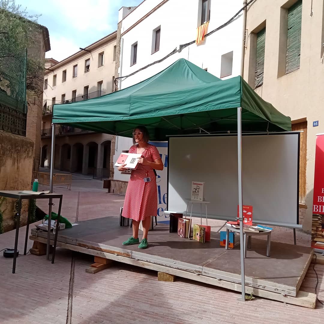 riudelletres's tweet photo. Continuem al #riudelletres2021 ara amb la Mon Mas @mondelamOn #llibres #cultura #literatura #llegirencatala #llegir #llibresencatala #bookstagram #books #catalunya #editorials #escriptorscatalans #llenguacatalana #llengua #editorial #llibresencatala #formaciocontinuada #formacio https://t.co/RruLfTx786