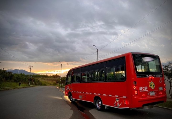 coobup's tweet photo. Desde @coobup le damos la bienvenida al domingo con esta foto, feliz fin de semana!! 🔥🚍💥
#urbanospereira #Pereira #COOBUP https://t.co/tOBbxpVOfS