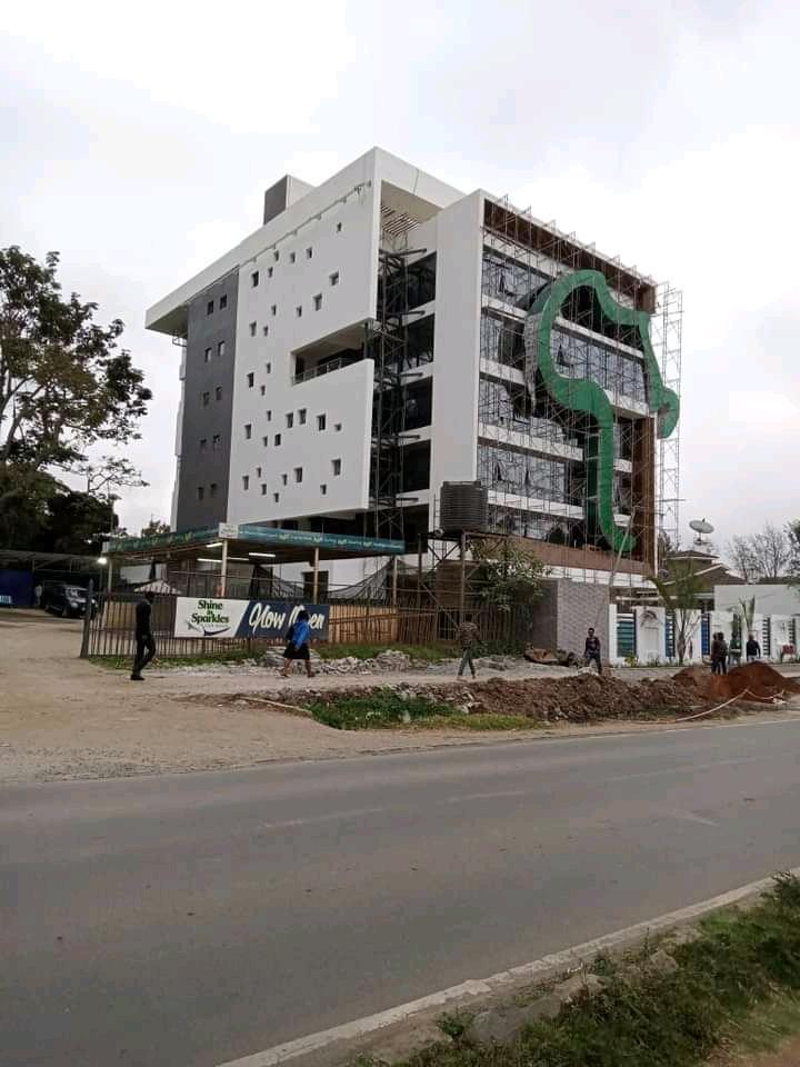 The green breathing walls cover more than 500 sq.m incorporating 30 000 plants which reduce urban heat island effect, introduce biodiversity, eliminate sick building syndrome, improve visual aesthetics, act as sun shading and acoustic insulation, compensate greenery taken up by⤵️