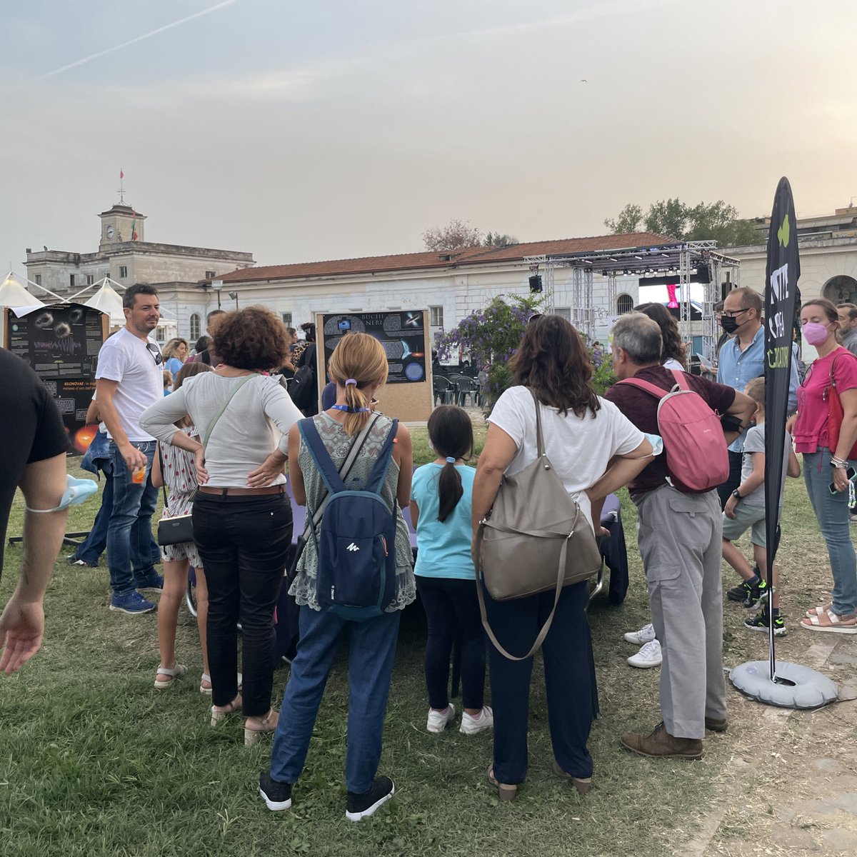 ScienzaInsieme's tweet photo. 📍 Condividiamo con voi qualche scatto 📸 dalla serata di ieri, ringraziandovi per esserci venuti a trovare in tantissimi in questi due giorni all’insegna della #scienza e del #divertimento❗

#ernitaly #notteeuropeadeiricercatori #progettonet @CNRsocial_ https://t.co/7RYKWbBk9q