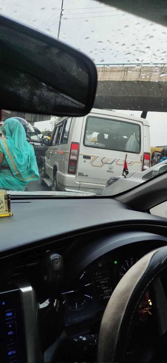 GamingytKuldeep's tweet photo. We came to aagra for visiting tajmahal but the traffic conditions of aagra is just too bad not a single traffic police just need a traffic guard  @Uppolice @uptrafficpolice @UPGovt https://t.co/qEXMK2Pr3n