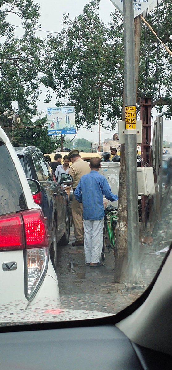 GamingytKuldeep's tweet photo. We came to aagra for visiting tajmahal but the traffic conditions of aagra is just too bad not a single traffic police just need a traffic guard  @Uppolice @uptrafficpolice @UPGovt https://t.co/qEXMK2Pr3n
