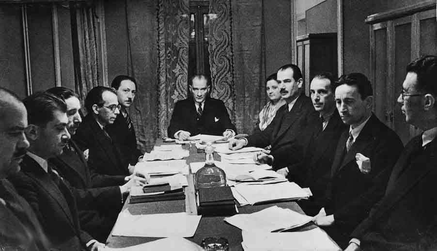 1932’de Gazi Mustafa Kemal Atatürk’ün liderliğinde toplanan I. Türk Dili Kurultayı’nın açılış günü olan 26 Eylül “Dil Bayramı” olarak kutlanmaktadır.  

Dilimiz, kimliğimizdir. Türkçe düşünüp Türkçe yaşadığımız bir geleceği, umut ediyoruz. Bayramımız kutlu olsun. #DilBayramı