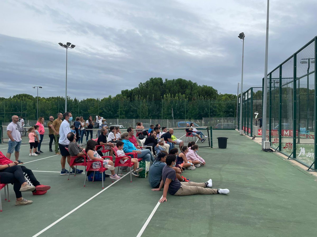 FCatalanaPadel's tweet photo. 🏆 Circuit Català #SlamFCP
📍@CTennisManresa 

A les 10:30 Final 🚺
Guinart / @bellver_sandra vs @NoaCanovas / @NelaBrito 

A les 11:30h Final 🚹
@arooomi97 / Insa vs Monné / Closa 

Us hi esperem!!!

#Pàdel #Català #MésPàdelQueMai #Manresa #Bages https://t.co/p52oiT2yba