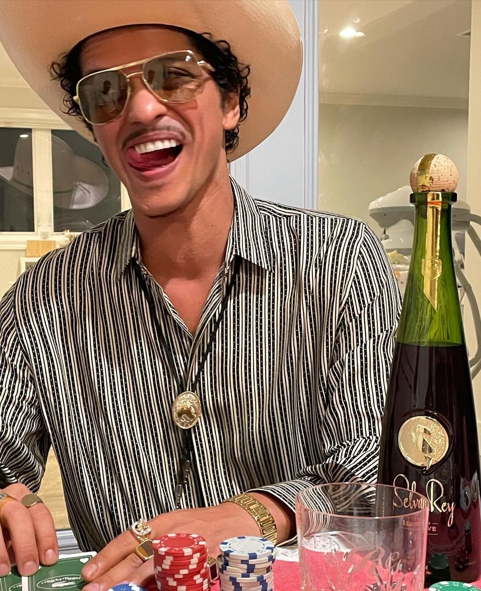 📸 'I'm all in.' 
Bruno Mars shares 4 new photos on his Instagram account.

Question is...are you guys all in ♥️ ♣️🤠♦️♠️?

#LacosteXRickyRegal