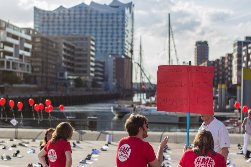 Menschen mit roten #MEAction-Tshirts und einem roten Protestschild (die Aufschrift ist nicht lesbar).