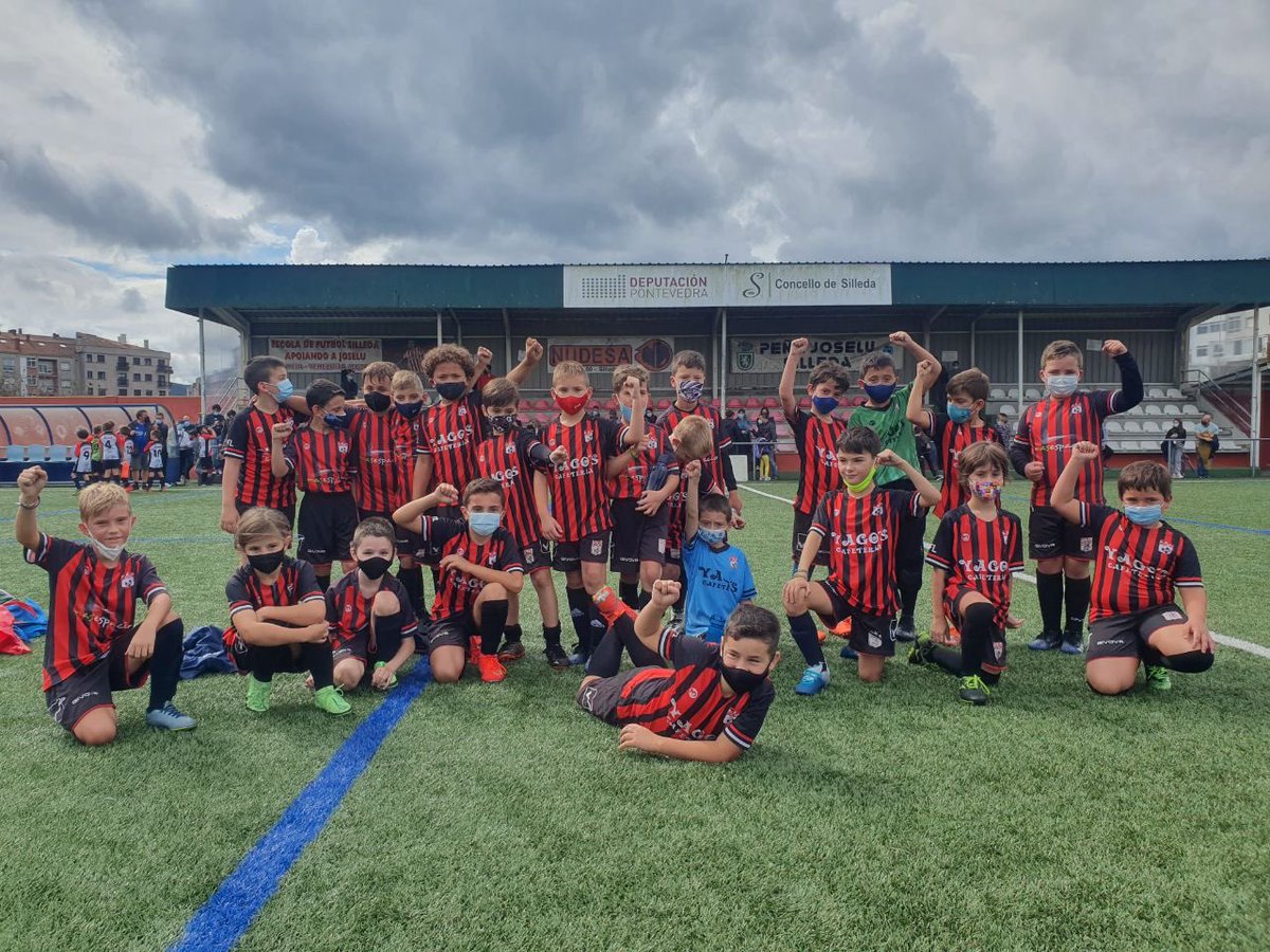 eflalin2003's tweet photo. ⚽️ No día de onte, as categorías de Prebenxamíns e Benxamíns xogaron partidos amigables en Silleda. 
Moitos deles debutaban coa Escola, nunha xornada de alegría e compañeirismo que seguro que non esquecerán 🙌 https://t.co/JiXLtcB2C7