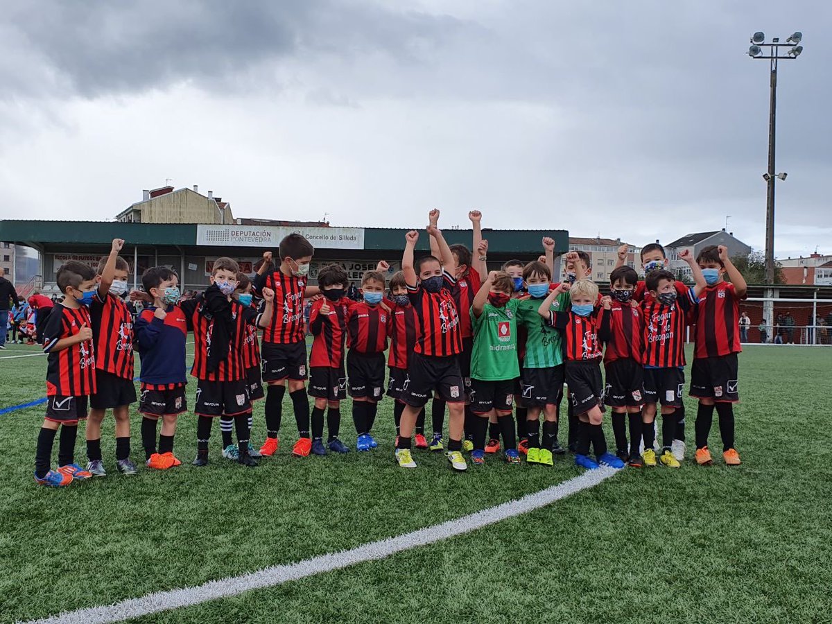 eflalin2003's tweet photo. ⚽️ No día de onte, as categorías de Prebenxamíns e Benxamíns xogaron partidos amigables en Silleda. 
Moitos deles debutaban coa Escola, nunha xornada de alegría e compañeirismo que seguro que non esquecerán 🙌 https://t.co/JiXLtcB2C7