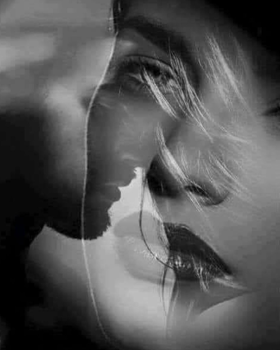 Я рисую на асфальте белым мелом слово хватит. Текст песни небо. Только не плачь моя любовь как. Душа плачет картинки. Грустная любовь.