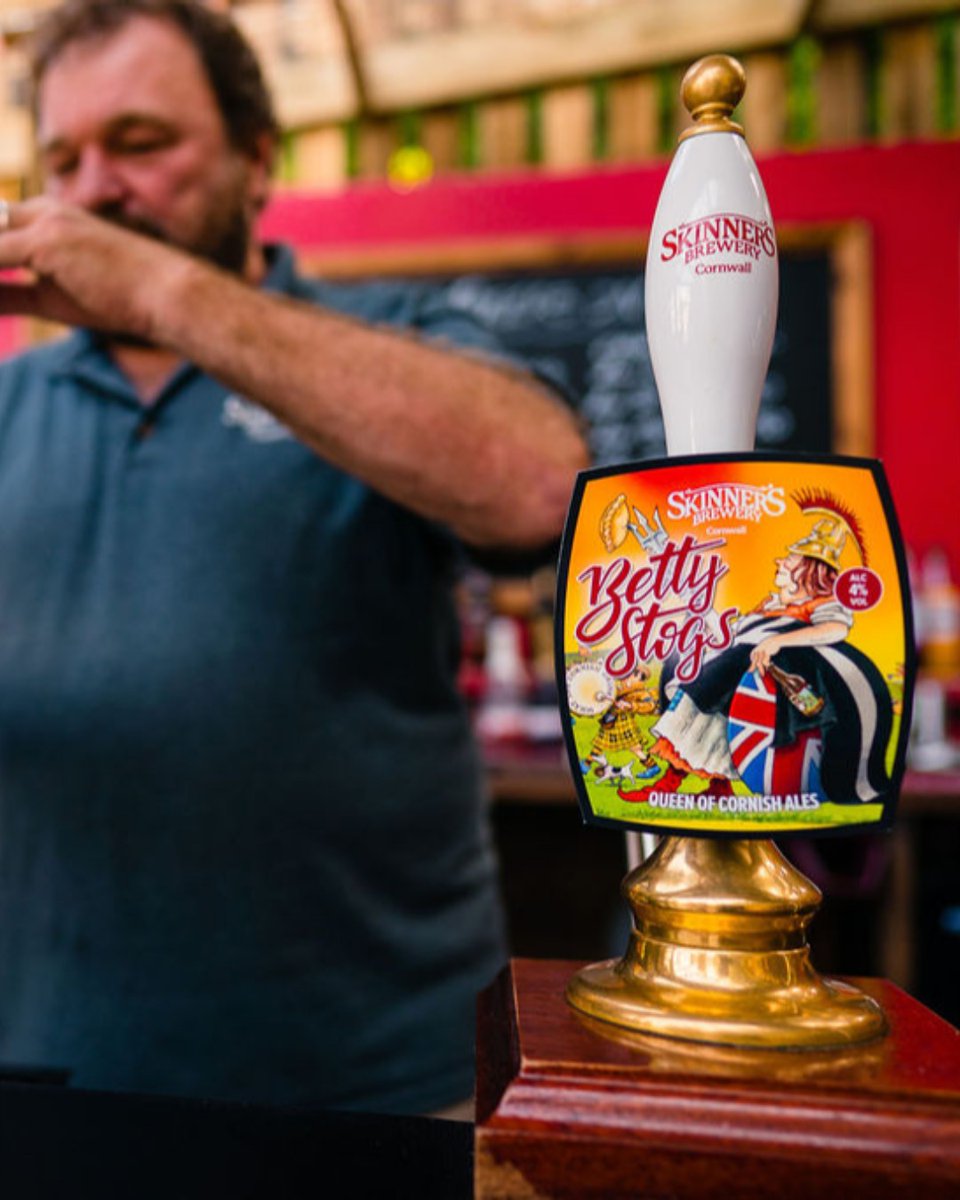 Skinnersbrewery's tweet photo. Time for a pint of Betty? If you’re heading out for a Sunday Roast look out for this Cornish legend on the bar – the perfect pint for autumn roasts!
#skinnersbrewery #bettystogs #sundaylunchpint #skinnersfirst #publunch #cornishale #amberale https://t.co/S3qwGSYKHm