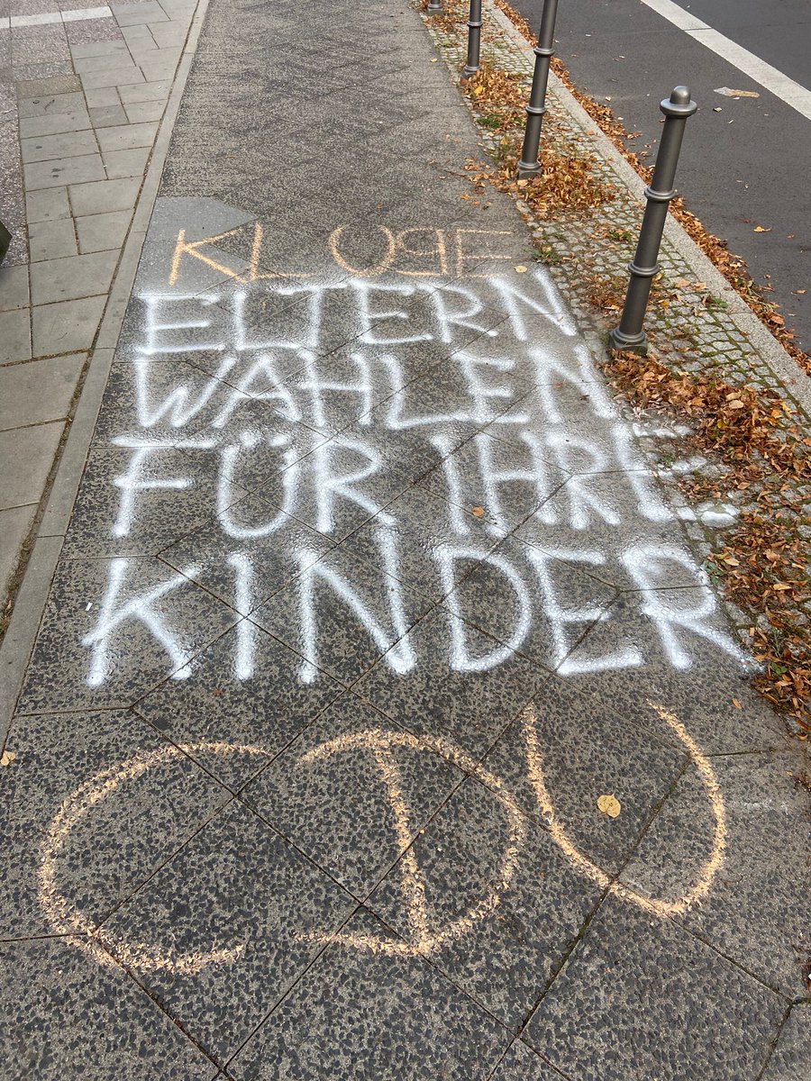 starkemitte's tweet photo. Noch fünf Stunden, um abzustimmen. Es geht um Deine Zukunft. Um die Zukunft Deiner Kinder. Damit die Richtung stimmt: Alle Stimmen #CDU!  #wegenmorgen #NeustartBerlin https://t.co/AWqje0LLEN