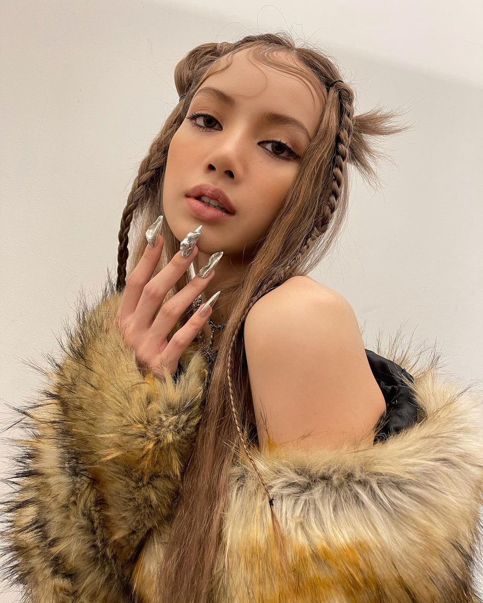 yellowme798's tweet photo. I'm lily support for Lisa. Lisa is number one of me เพื่อลิซ่าคนเดียว https://t.co/GQGaF0mxOg