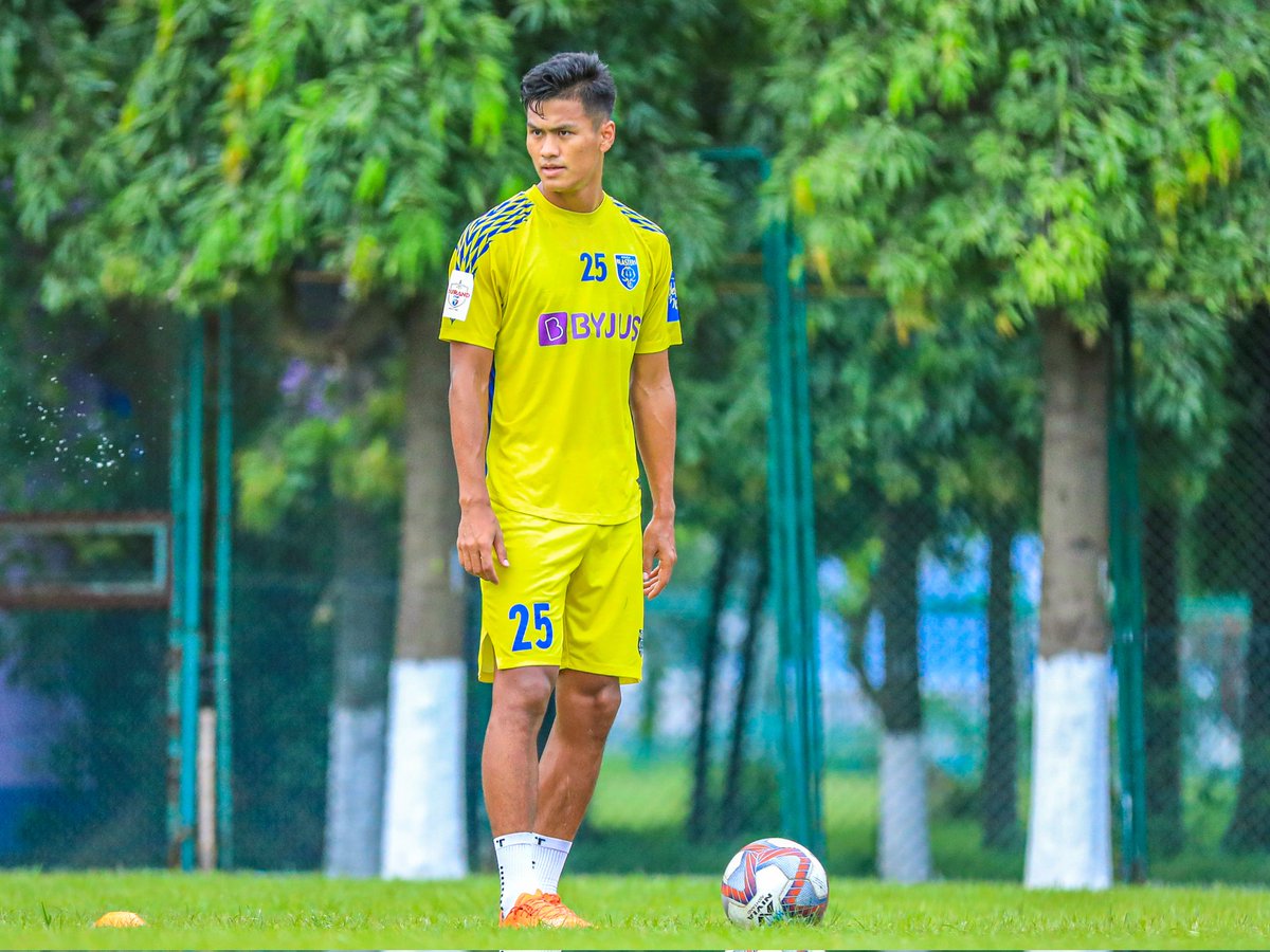 KeralaBlasters's tweet photo. 𝗗𝗲𝘀𝘁𝗶𝗻𝗮𝘁𝗶𝗼𝗻: 𝗠𝗮𝗹𝗱𝗶𝘃𝗲𝘀! 📍

Wishing our Blasters all the best as they are picked in the @IndianFootball squad for the SAFF Championships! 🤝🏽

#YennumIndia #BackTheBlue https://t.co/enp4aHVOao