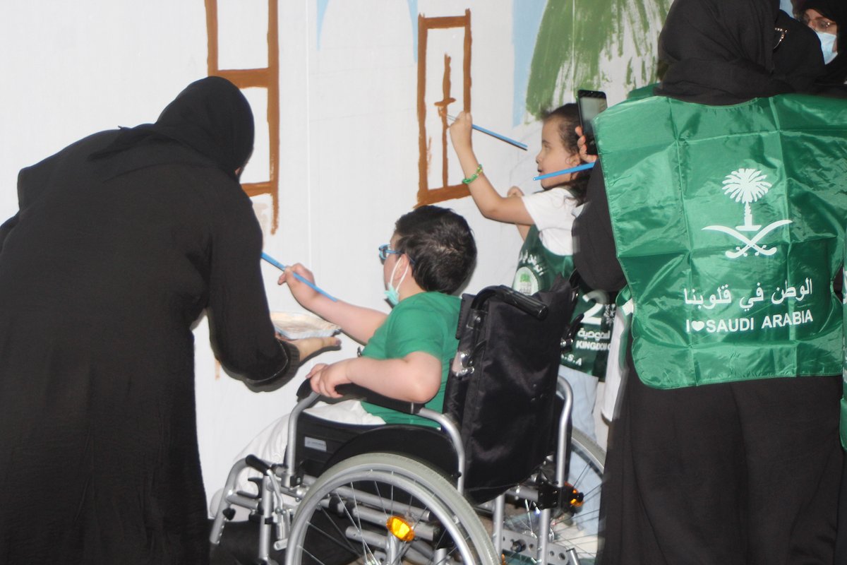 CWDA_SA's tweet photo. #هي_لنا_دار
شارك أطفال مركز المدينة المنورة في مبادرة تحسين التشوه البصري بأمانة منطقة المدينة،برسم جدارية #اليوم_الوطني_91  مع فنانات من جمعية الثقافة والفنون،وكتب الخطاط بندر العمري اسم الجمعية على جدارية بعرض أربعة امتار وبطول مترين. 
#جمعية_الأطفال_ذوي_الإعاقة 
#عمل_ينع_الناس https://t.co/hZ9KuqWxQZ